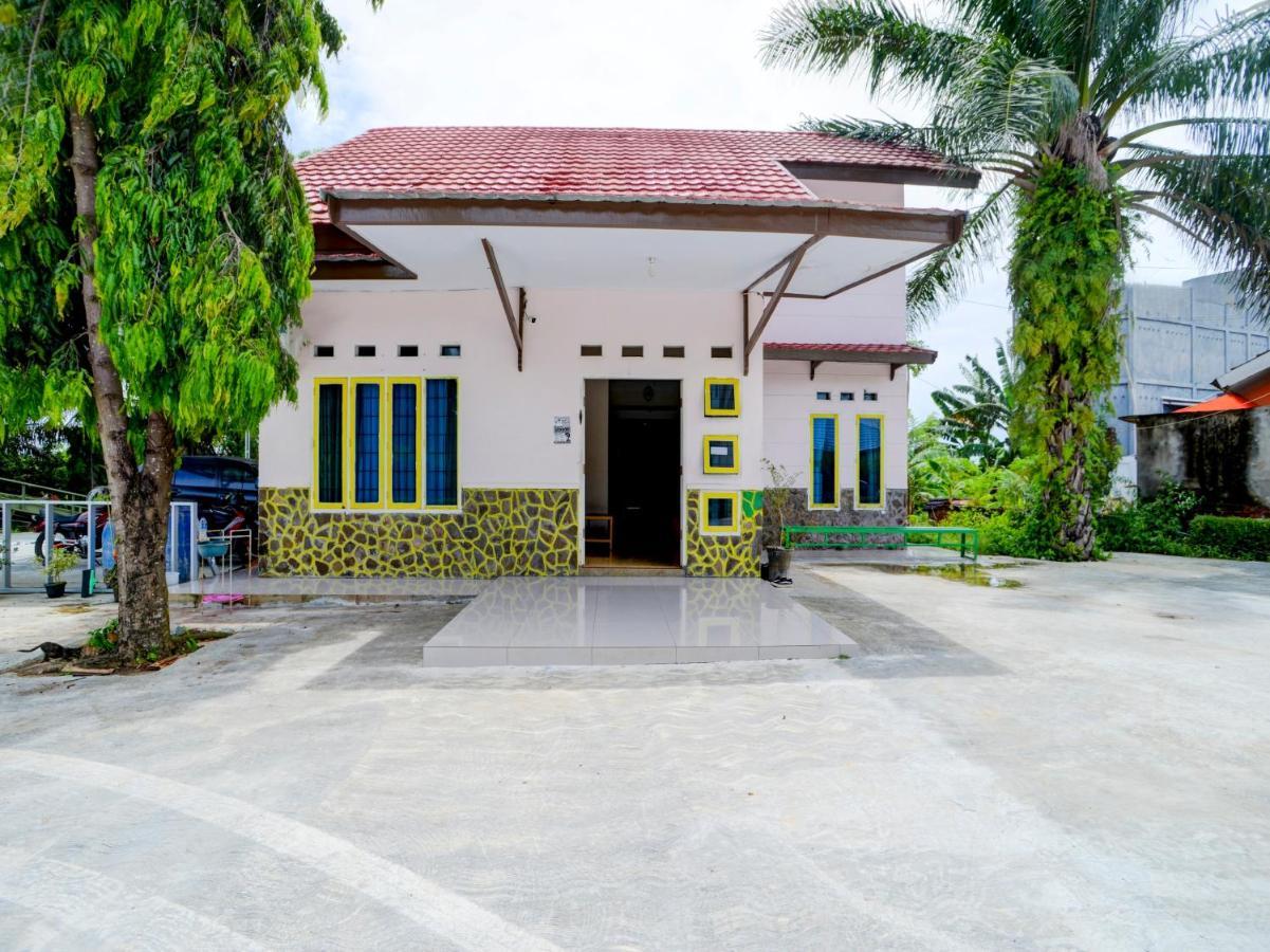 Oyo 90263 Hotel Diva Golf Bengkulu Exterior foto