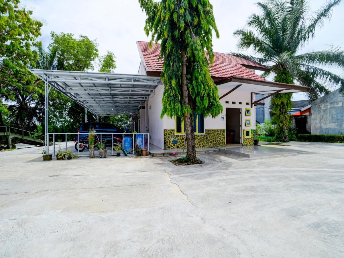 Oyo 90263 Hotel Diva Golf Bengkulu Exterior foto